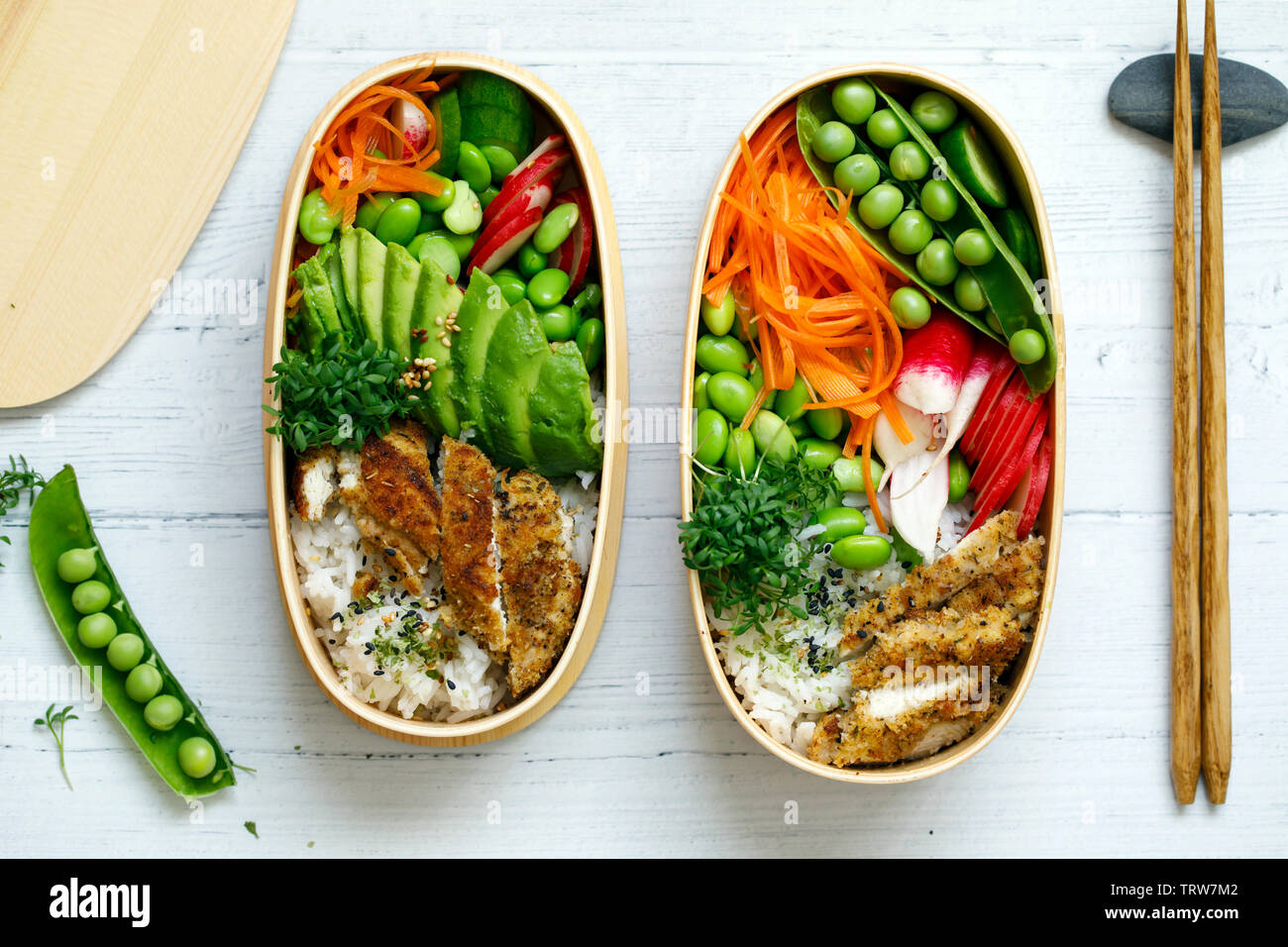 Stile giapponese bento scatola di pranzo con pollo, riso e verdure Foto Stock