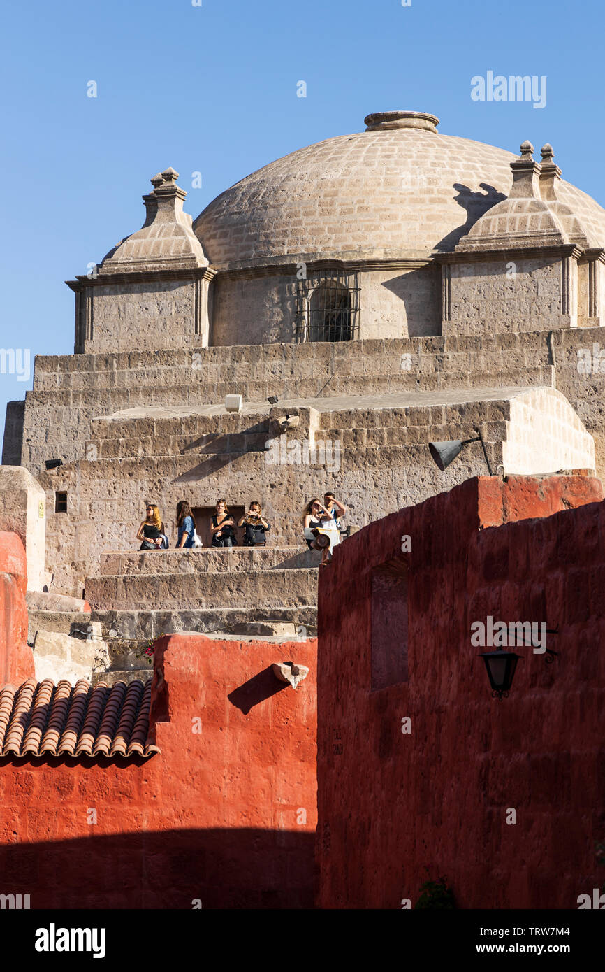 Granada street, Monasterio de Santa Catalina, monastero, edificio religioso in Arequipa, Perù, Sud America Foto Stock
