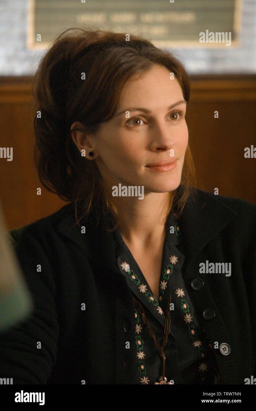 JULIA ROBERTS in MONA LISA SMILE (2003). Copyright: solo uso editoriale. No merchandising o copertine di libri. Questa è una distribuita pubblicamente handout. I diritti di accesso soltanto, senza licenza di copyright fornite. Solo per essere riprodotto in concomitanza con la promozione di questo film. Credito: rivoluzione SRUDIOS E COLUMBIA PICTURES INC. / MARSHAK, BOB / Album Foto Stock