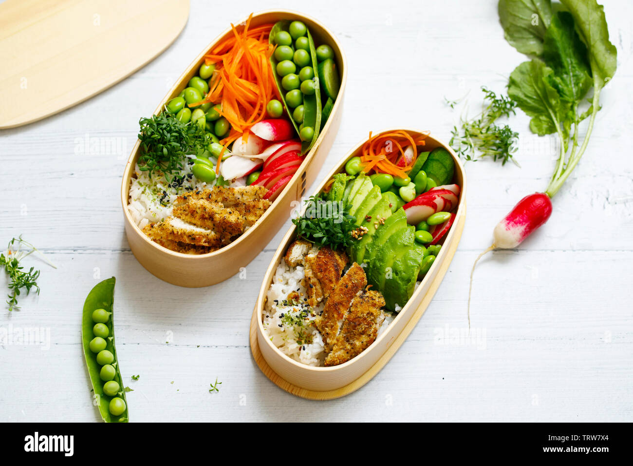 Stile giapponese bento scatola di pranzo con pollo, riso e verdure Foto Stock