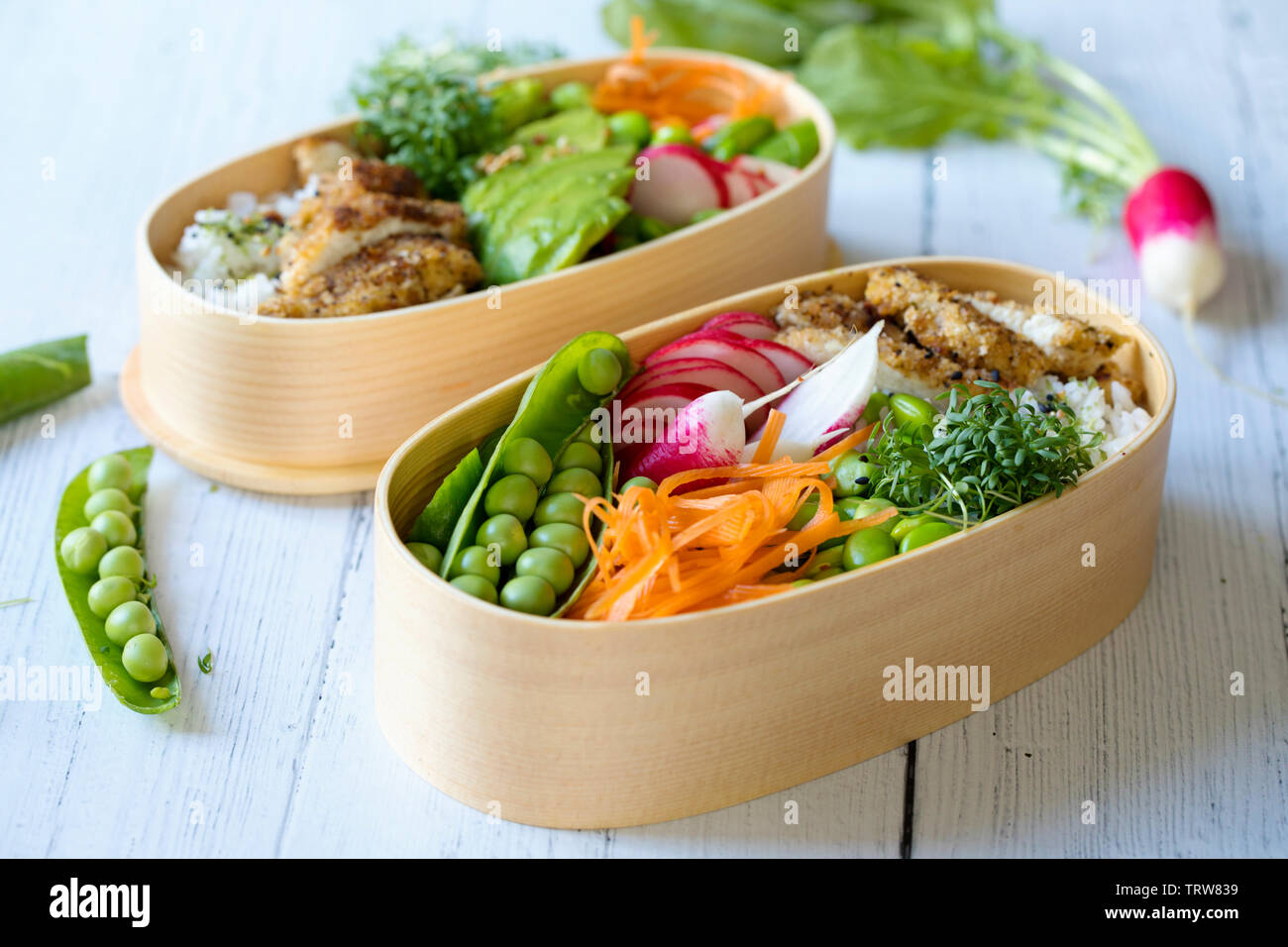 Stile giapponese bento scatola di pranzo con pollo, riso e verdure Foto Stock