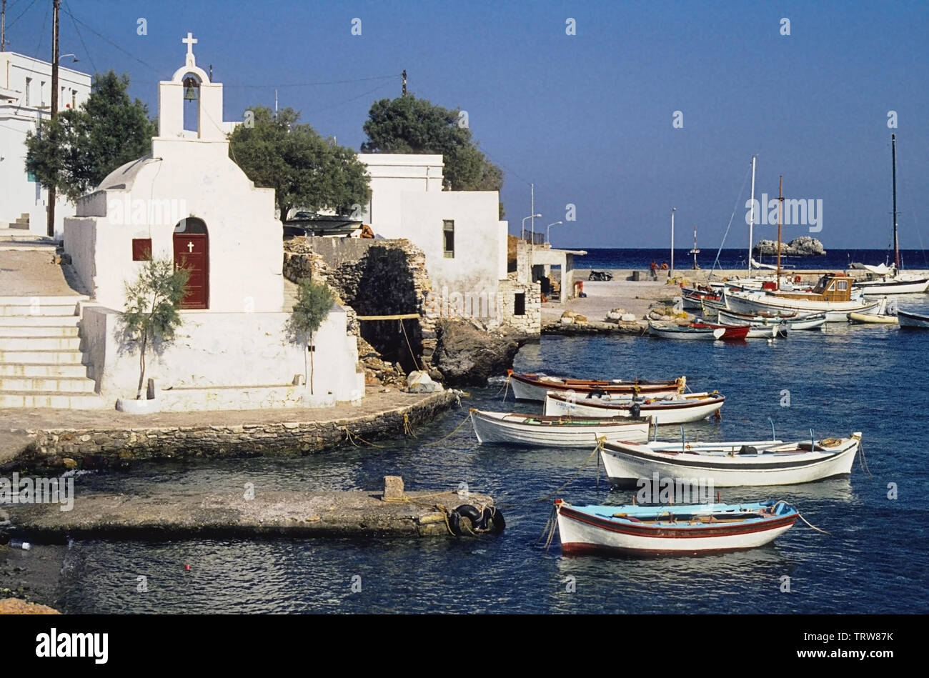 Il porto di Karavostassi, Folegandros, Egeo Meridionale, Grecia, circa 1982 Foto Stock