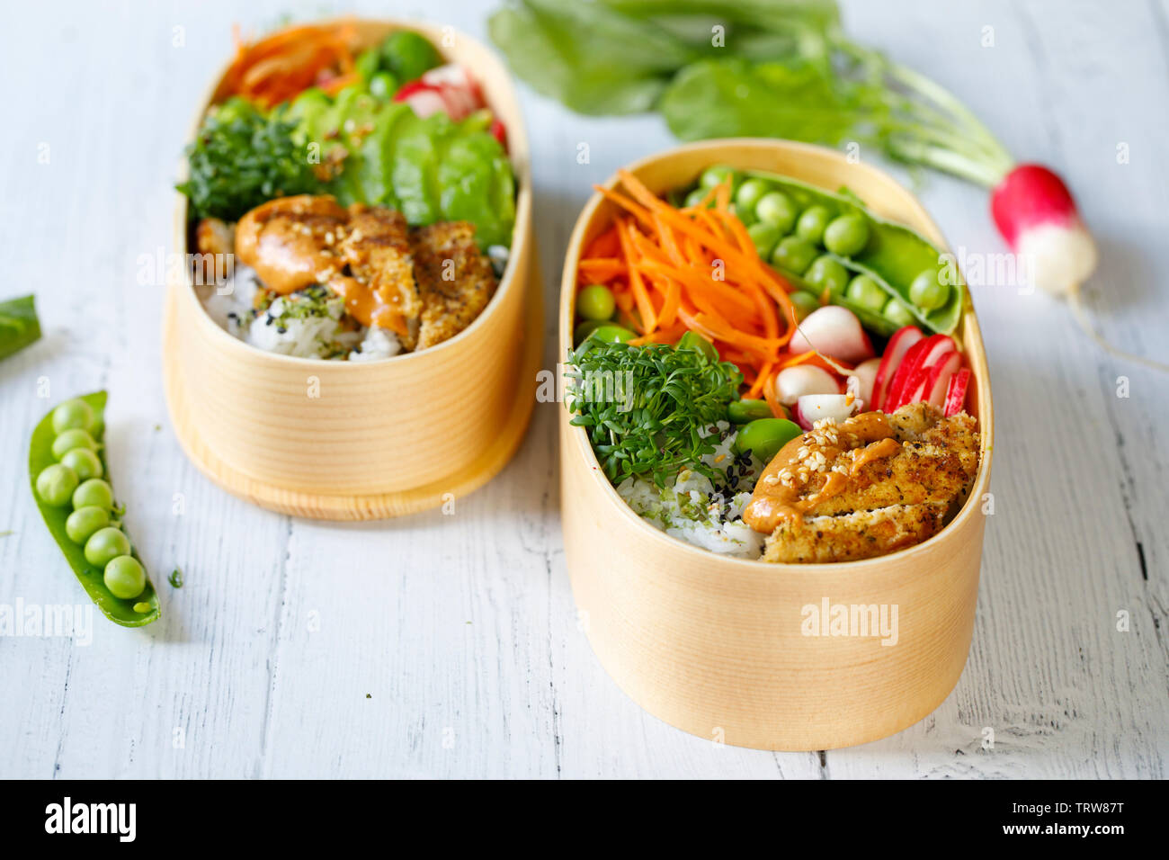 Stile giapponese bento scatola di pranzo con pollo, riso e verdure Foto Stock