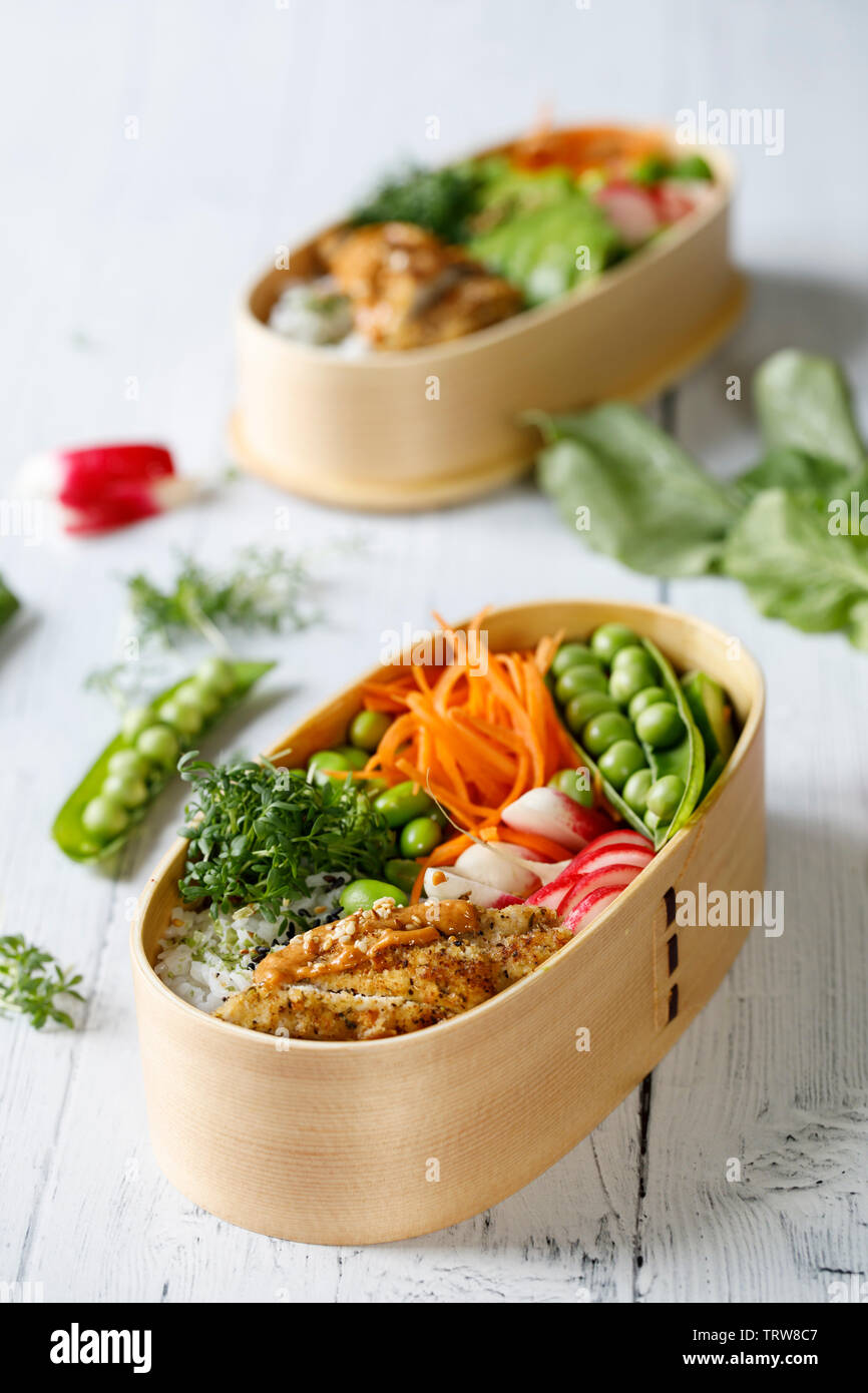 Stile giapponese bento scatola di pranzo con pollo, riso e verdure Foto Stock