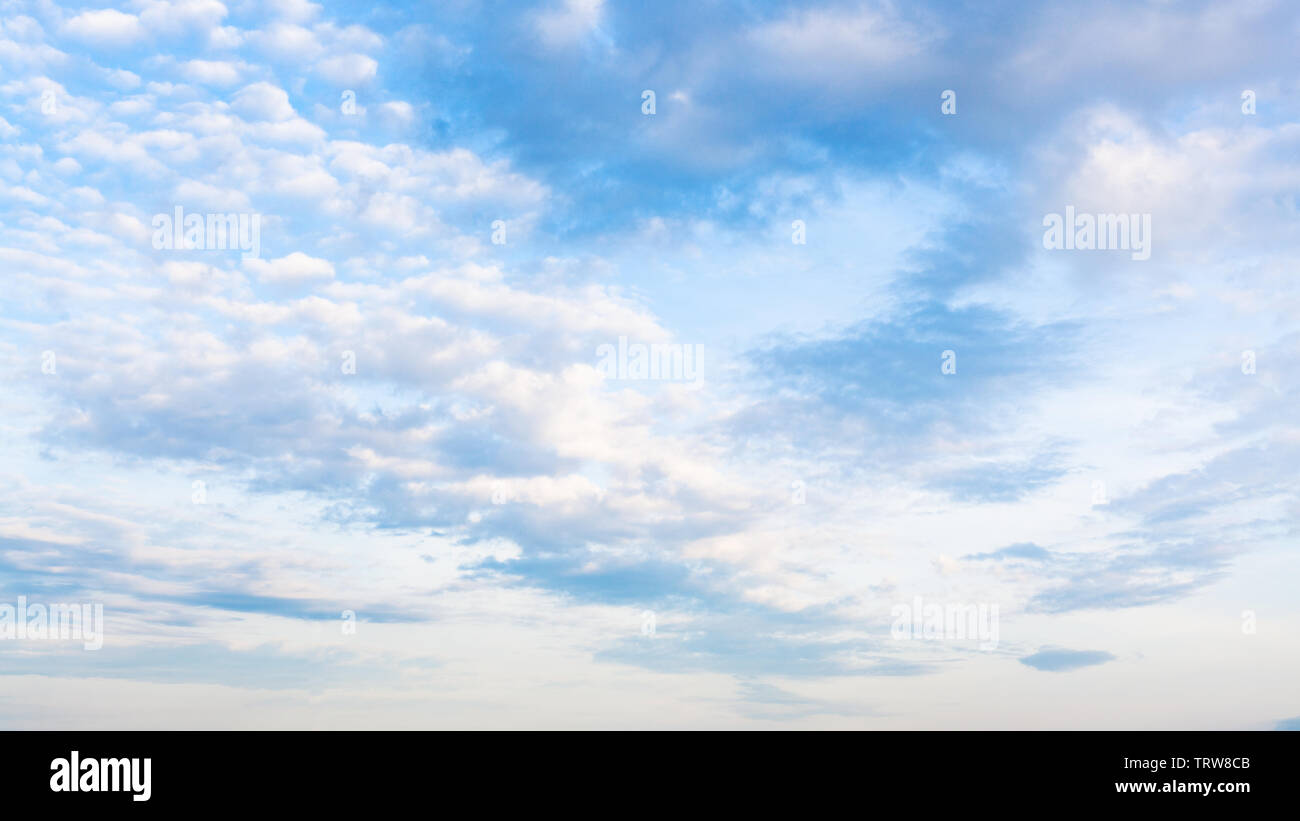 Vista panoramica del cielo blu con il bianco e il grigio nubi in serata estiva Foto Stock