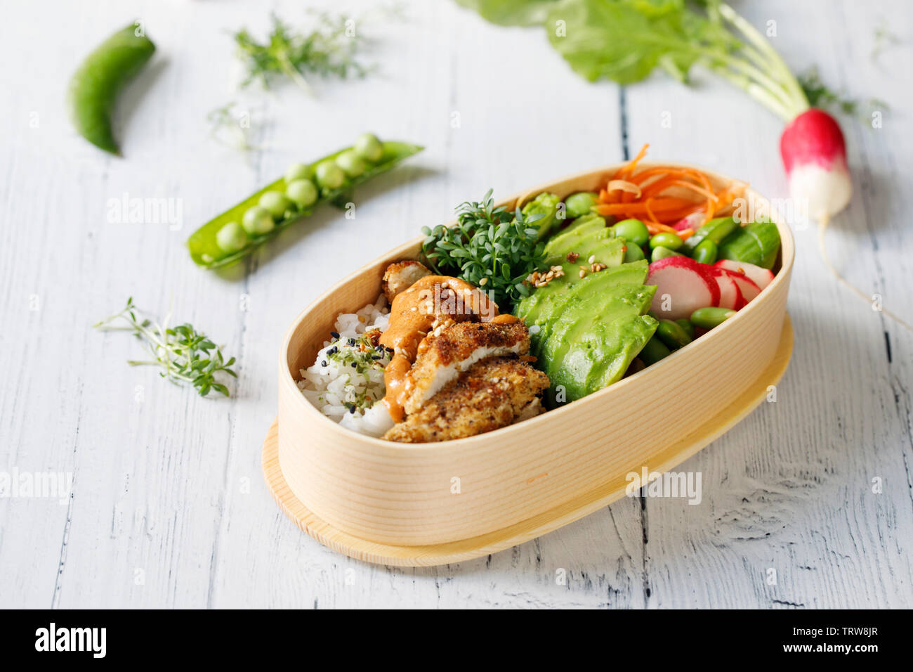 Stile giapponese bento scatola di pranzo con pollo, riso e verdure Foto Stock