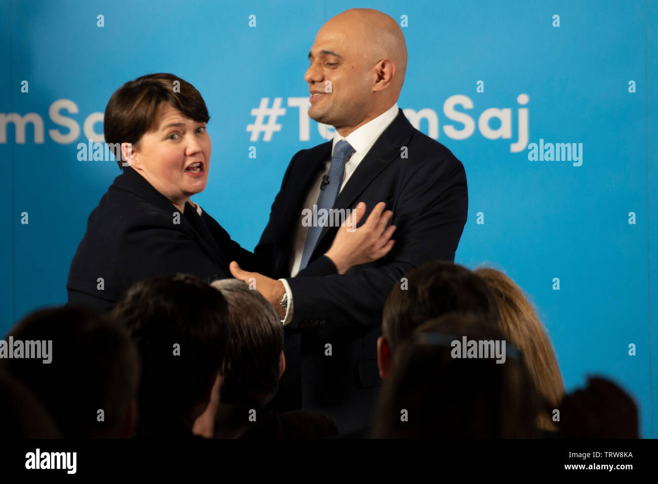 Londra, Regno Unito. 12 Giugno, 2019. Scottish leader conservatore Ruth Davidson abbraccia Home Secretary Sajid Javid che oggi ha lanciato la sua offerta per essere leader del conservatore e il Partito unionista e il Primo Ministro. Credito: Claire Doherty/Alamy Live News Foto Stock