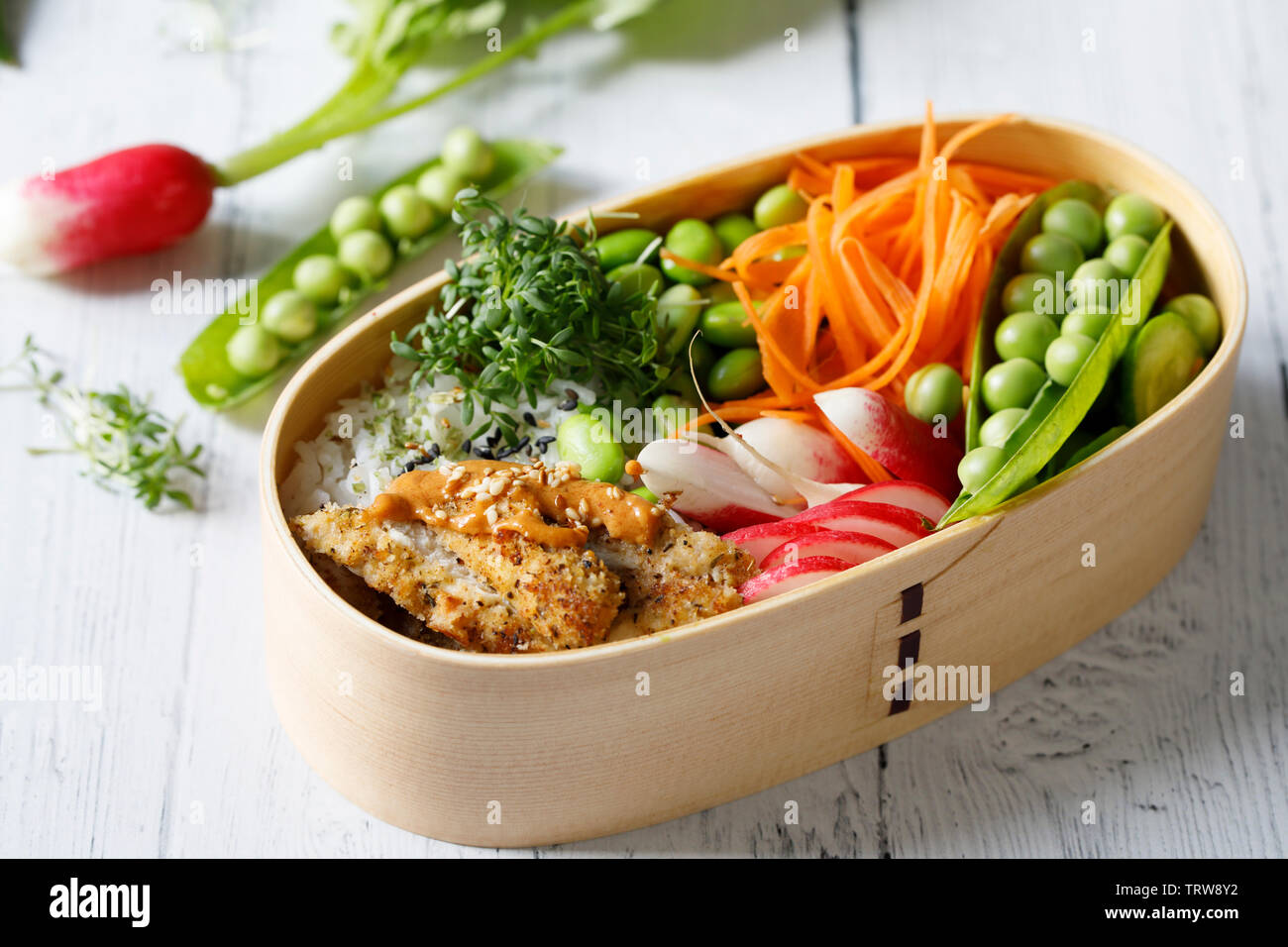 Stile giapponese bento scatola di pranzo con pollo, riso e verdure Foto Stock