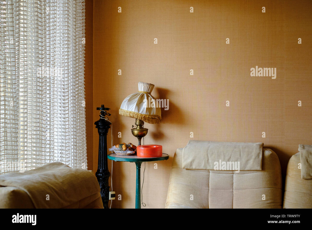 Interno dell appartamento, lampada sul tavolo, Francia, Europa Foto Stock