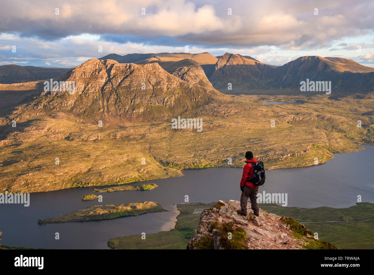 Vista da stac Pollaidh guardando verso Loch Lurgainn, Sgorr Tuath e Beinn un Eoin, Coigach, Wester Ross, altopiani, Scozia Foto Stock