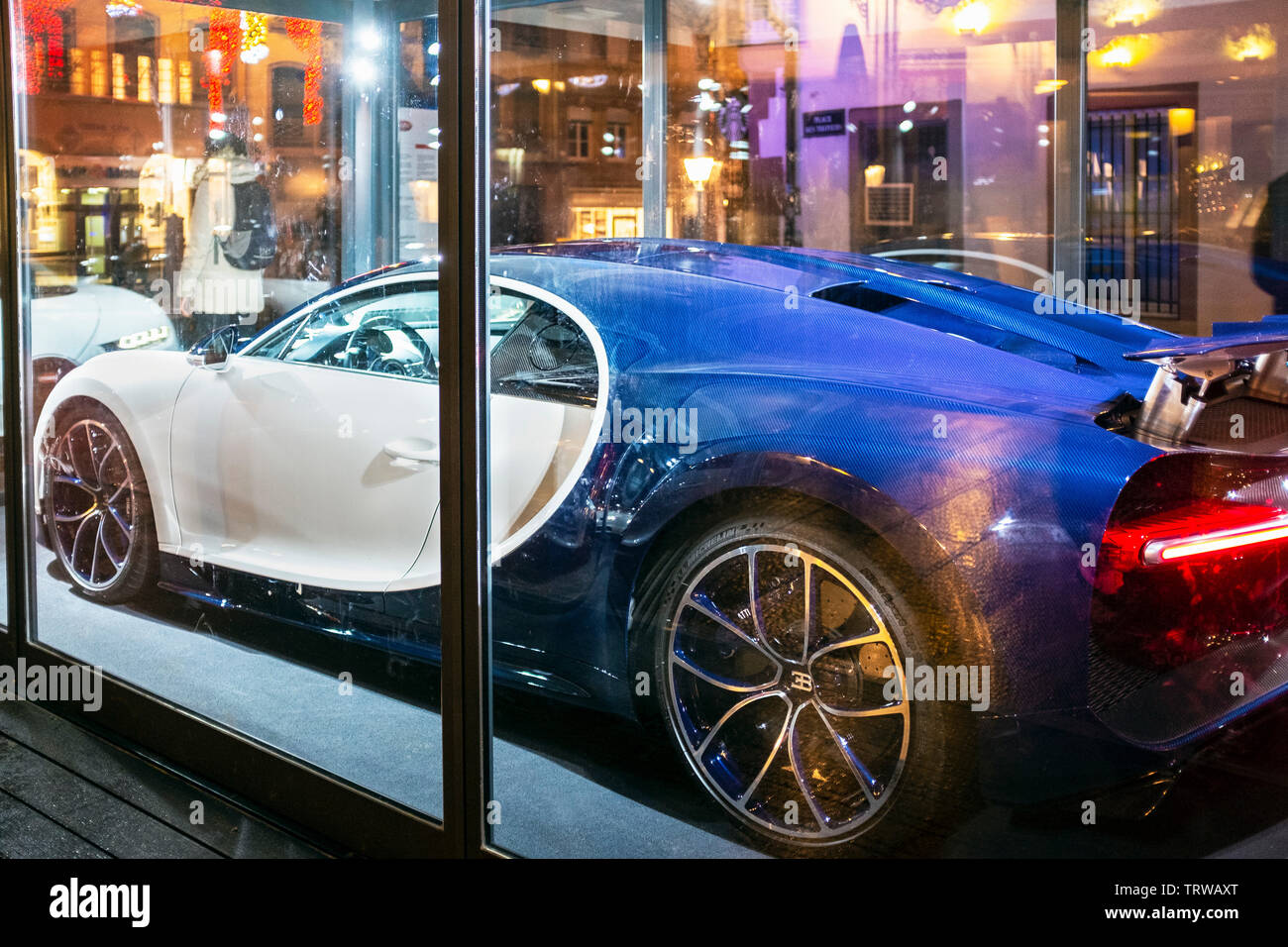 Bugatti Chiron auto sul display in vetrina, notte, Strasburgo, Alsazia, Francia, Europa Foto Stock