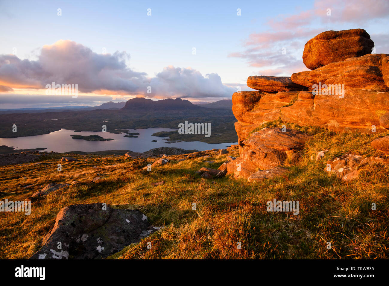 Vista da stac Pollaidh guardando verso Suilven al tramonto, Wester Ross, altopiani, Scozia Foto Stock