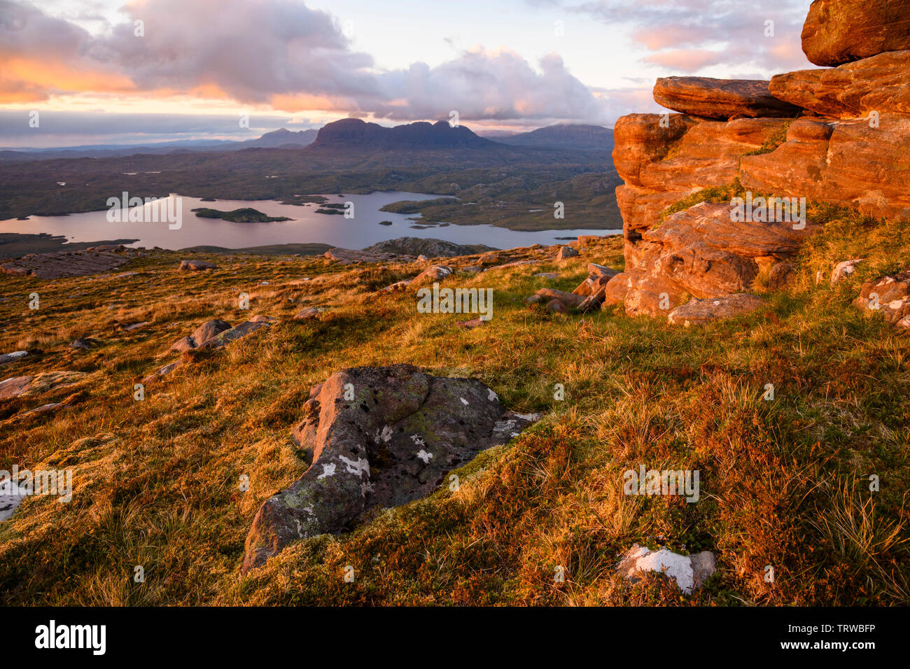 Vista da stac Pollaidh guardando verso Suilven al tramonto, Wester Ross, altopiani, Scozia Foto Stock