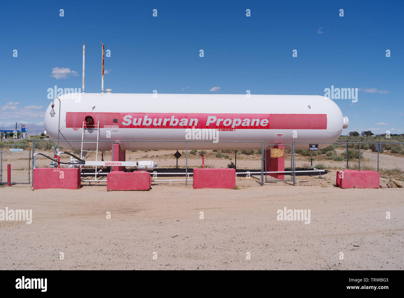 Grande serbatoio di propano nel deserto della California. 27 maggio 2019: Mostrato a Inyokern, California, USA. Foto Stock