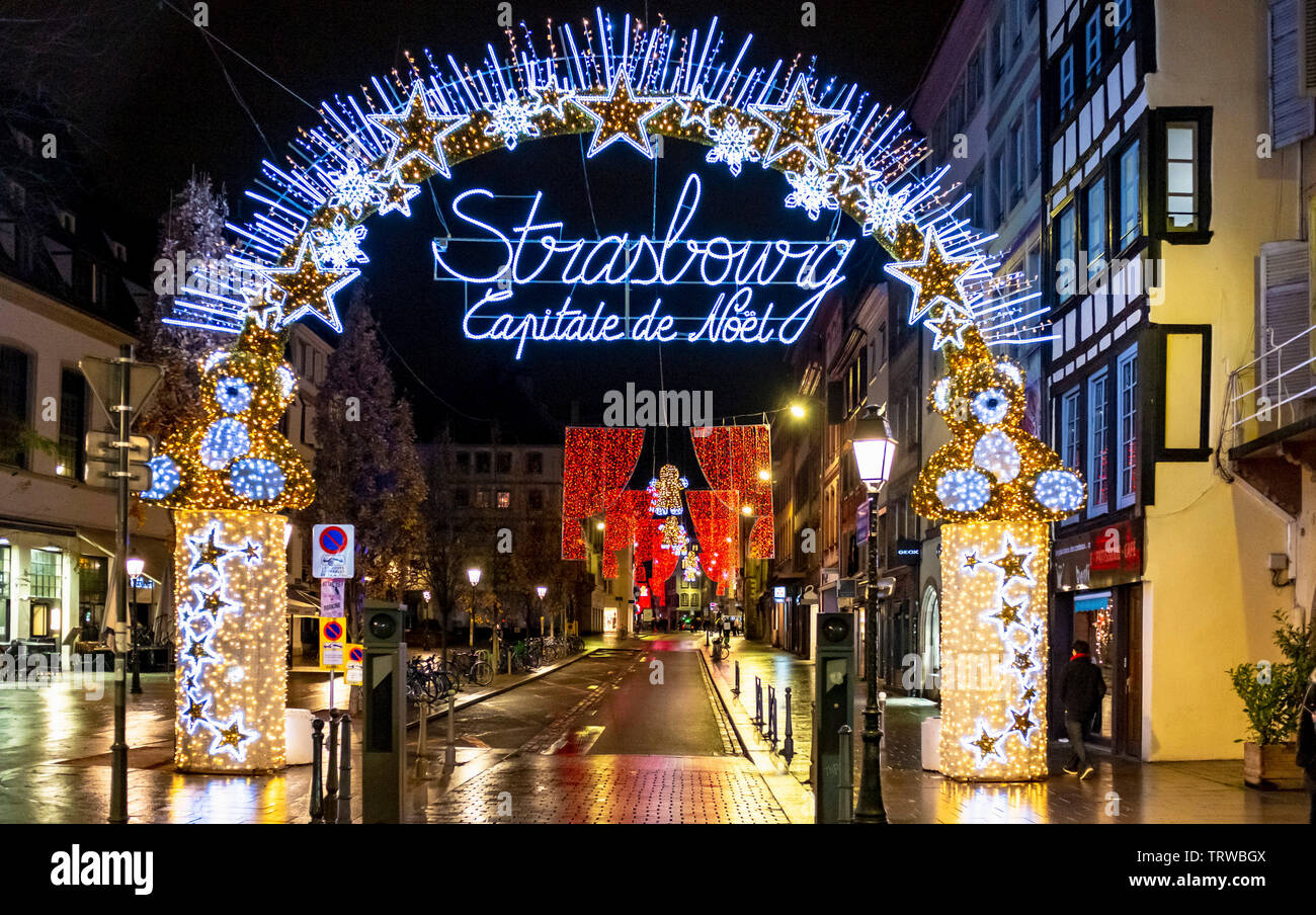 Arco illuminato, porta d'ingresso principale del mercatino di Natale, capitale de Noël, capitale natalizia, notte di strada vuota, Strasburgo, Alsazia, Francia, Europa, Foto Stock
