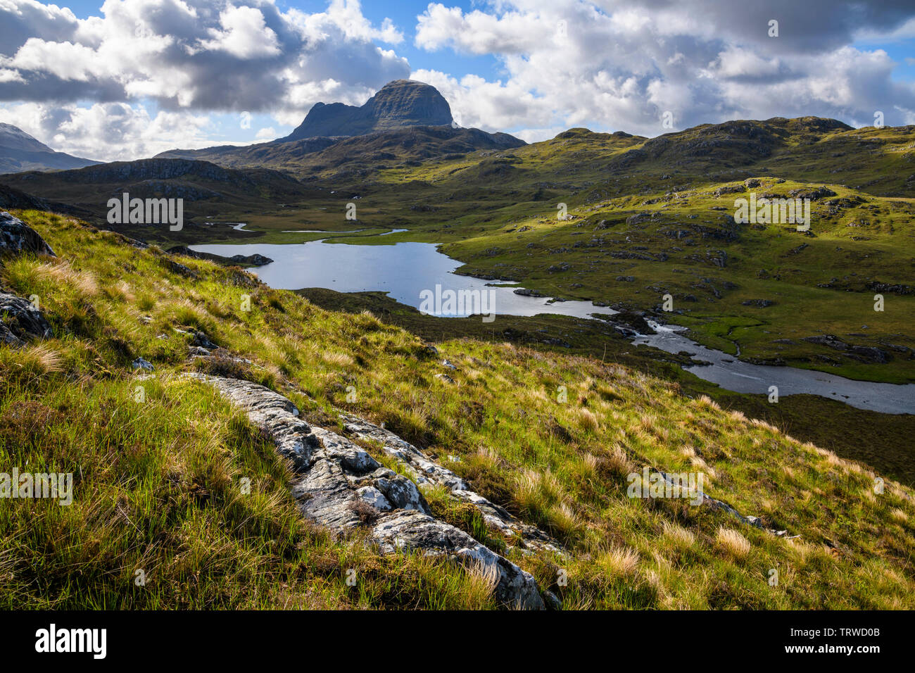 Suilven e Loch na h-Airigh Fraoich lungo il sentiero da Glencanisp Lodge, Assynt, Sutherland, altopiani, Scozia Foto Stock