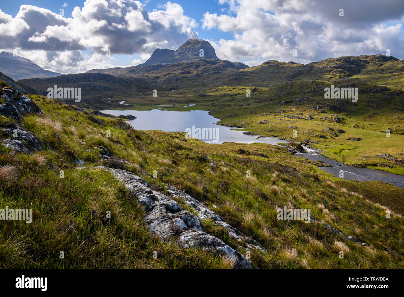 Suilven e Loch na h-Airigh Fraoich lungo il sentiero da Glencanisp Lodge, Assynt, Sutherland, altopiani, Scozia Foto Stock