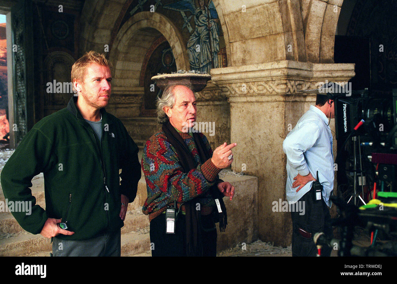 VITTORIO STORARO e RENNY HARLIN in ESORCISTA: L'inizio (2004). Copyright: solo uso editoriale. No merchandising o copertine di libri. Questa è una distribuita pubblicamente handout. I diritti di accesso soltanto, senza licenza di copyright fornite. Solo per essere riprodotto in concomitanza con la promozione di questo film. Credito: WARNER BROS. Immagini / STRIZZI, Sergio / Album Foto Stock