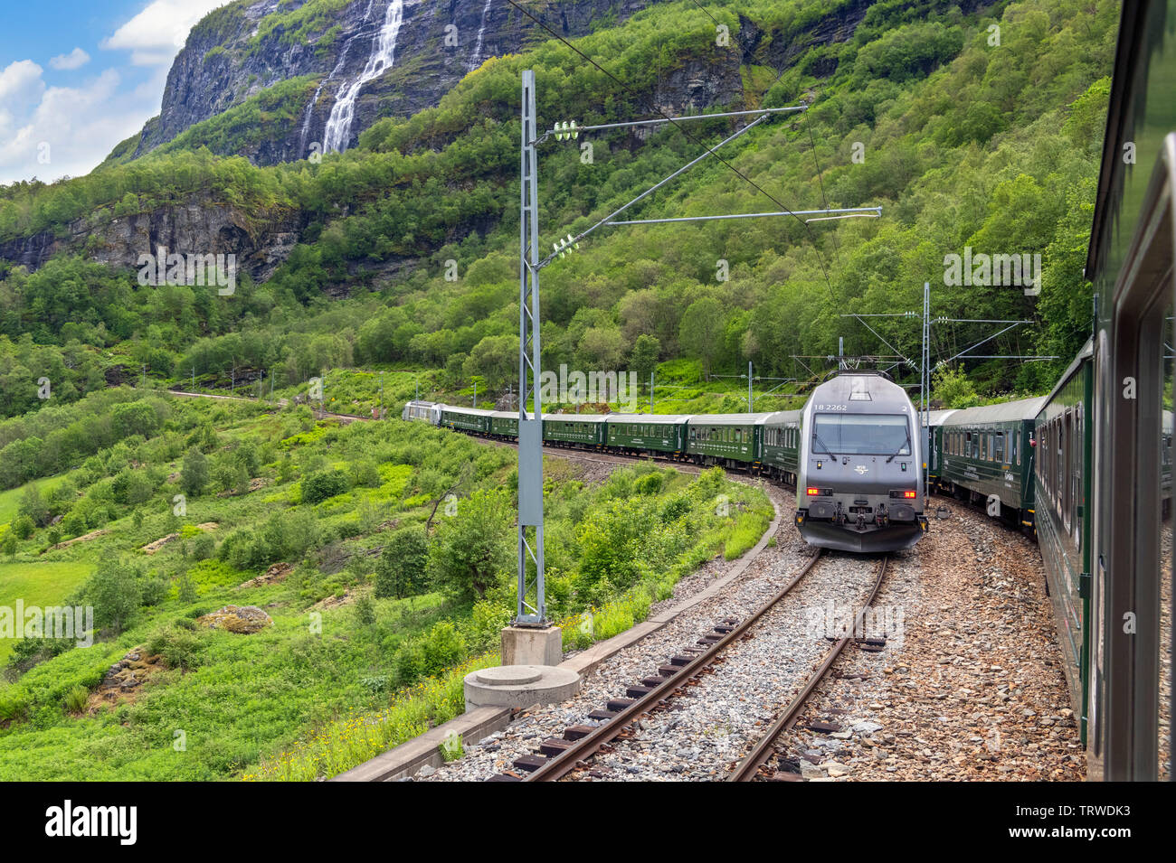 Due treni che transitano sul Flam Railway (Flåmsbana), una ferrovia panoramica che corre tra Flåm e Myrdal, Aurland, Sogn og Fjordane, Norvegia Foto Stock