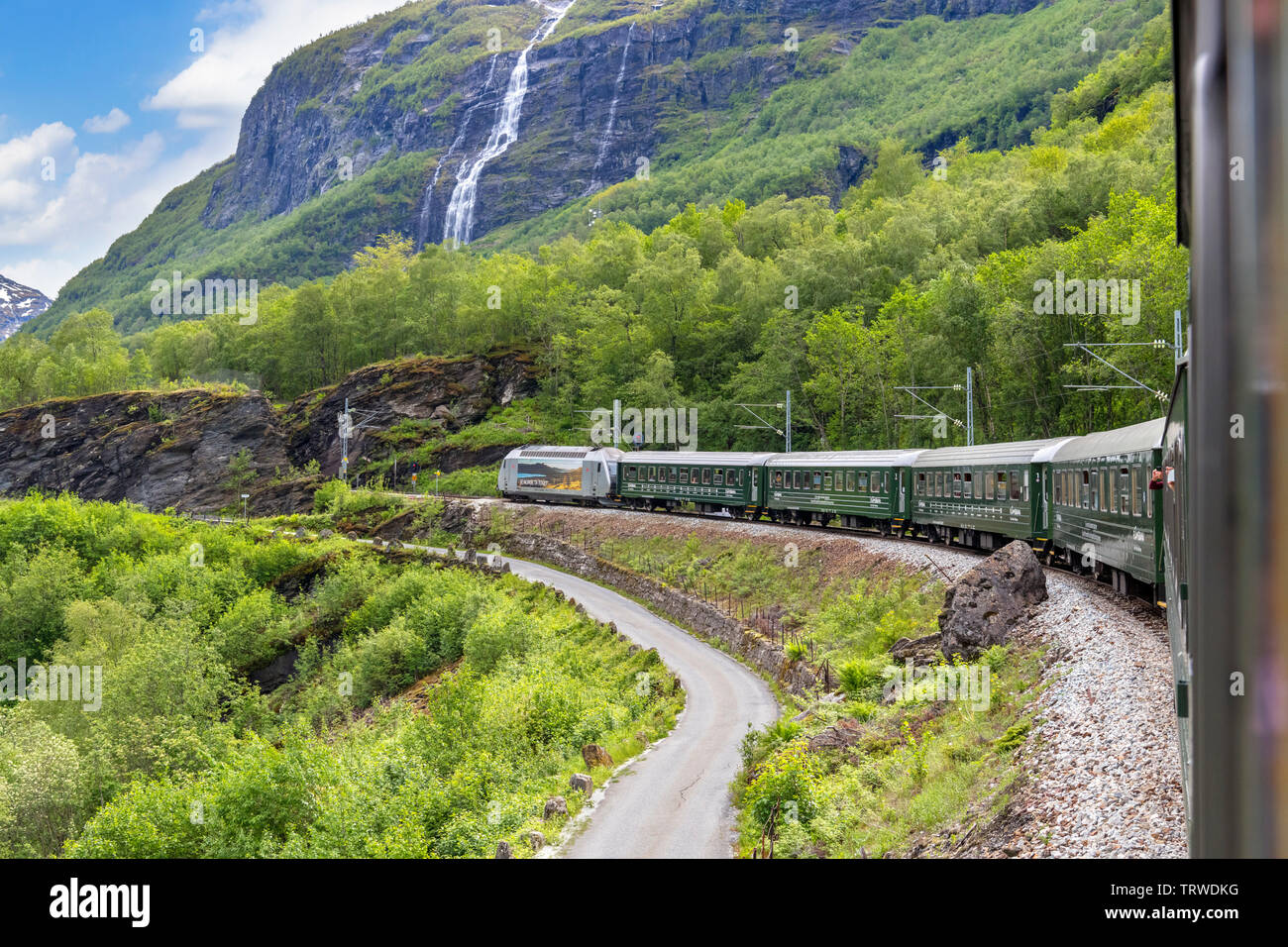 Vista dalla Flam Railway (Flåmsbana), una ferrovia panoramica che corre tra Flåm e Myrdal, Aurland, Sogn og Fjordane, Norvegia Foto Stock