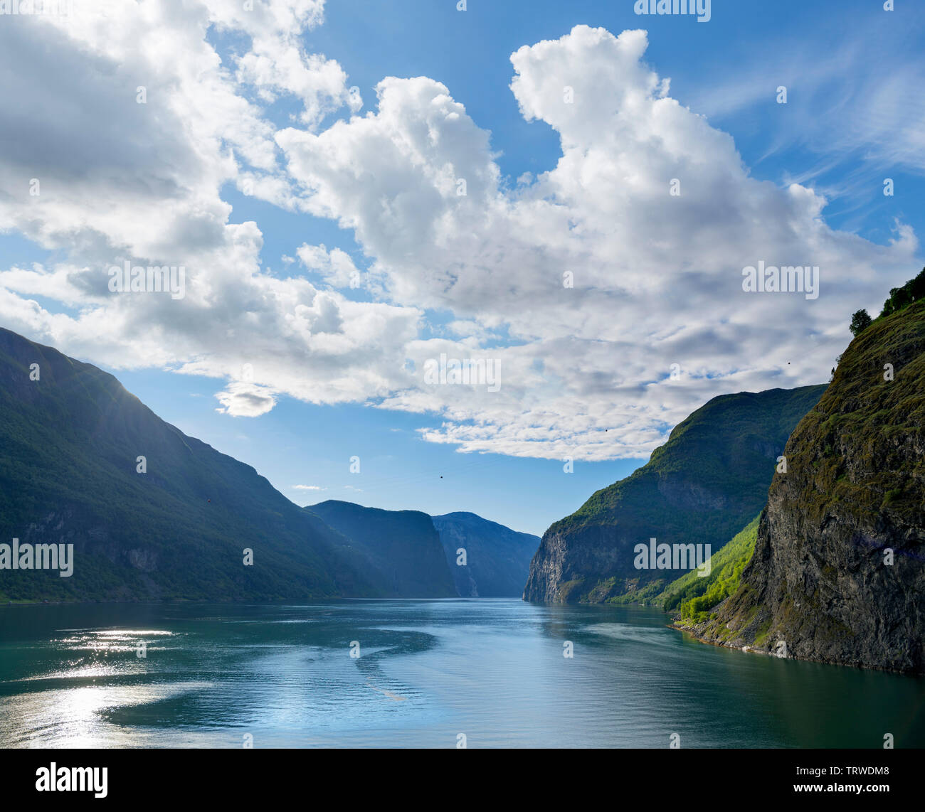 Vista dal ponte della TUI nave da crociera Marella Explorer vela fuori Flåm attraverso il Aurlandsfjorden, Sognefjord, Sogn og Fjordane, Norvegia Foto Stock