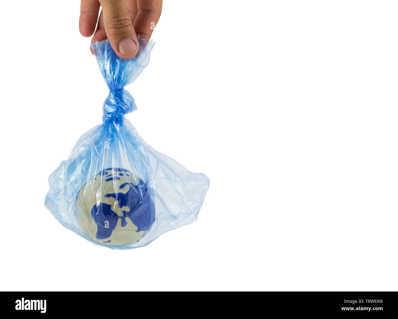 Mano umana tenendo un globo terrestre in un sacchetto di plastica, inquinamento e concetto di riscaldamento Foto Stock