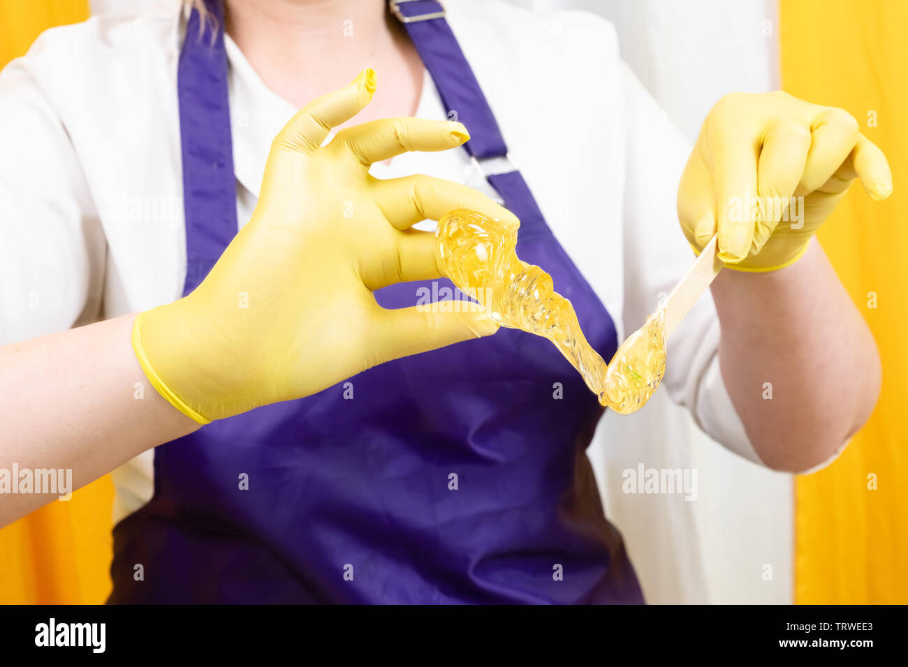 Metodo per la rimozione dei peli in pasta di zucchero per la dolcificazione c corpo femmina. Il lavoro e i metodi del master sono mostrati. Foto Stock