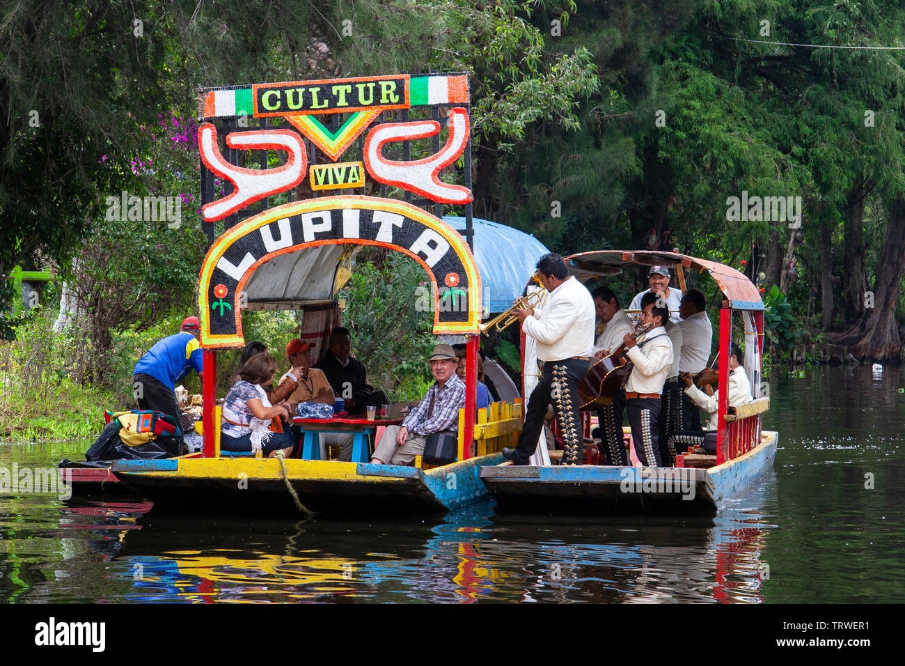 Mariachi canti per i turisti sulle barche di Xochimilco Foto Stock