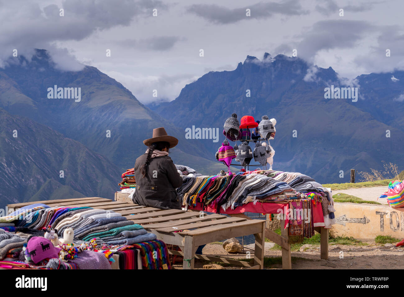 Le donne peruviane colorato di vendita cappelli e sciarpe su Scenic e popolare viewpoint. Foto Stock
