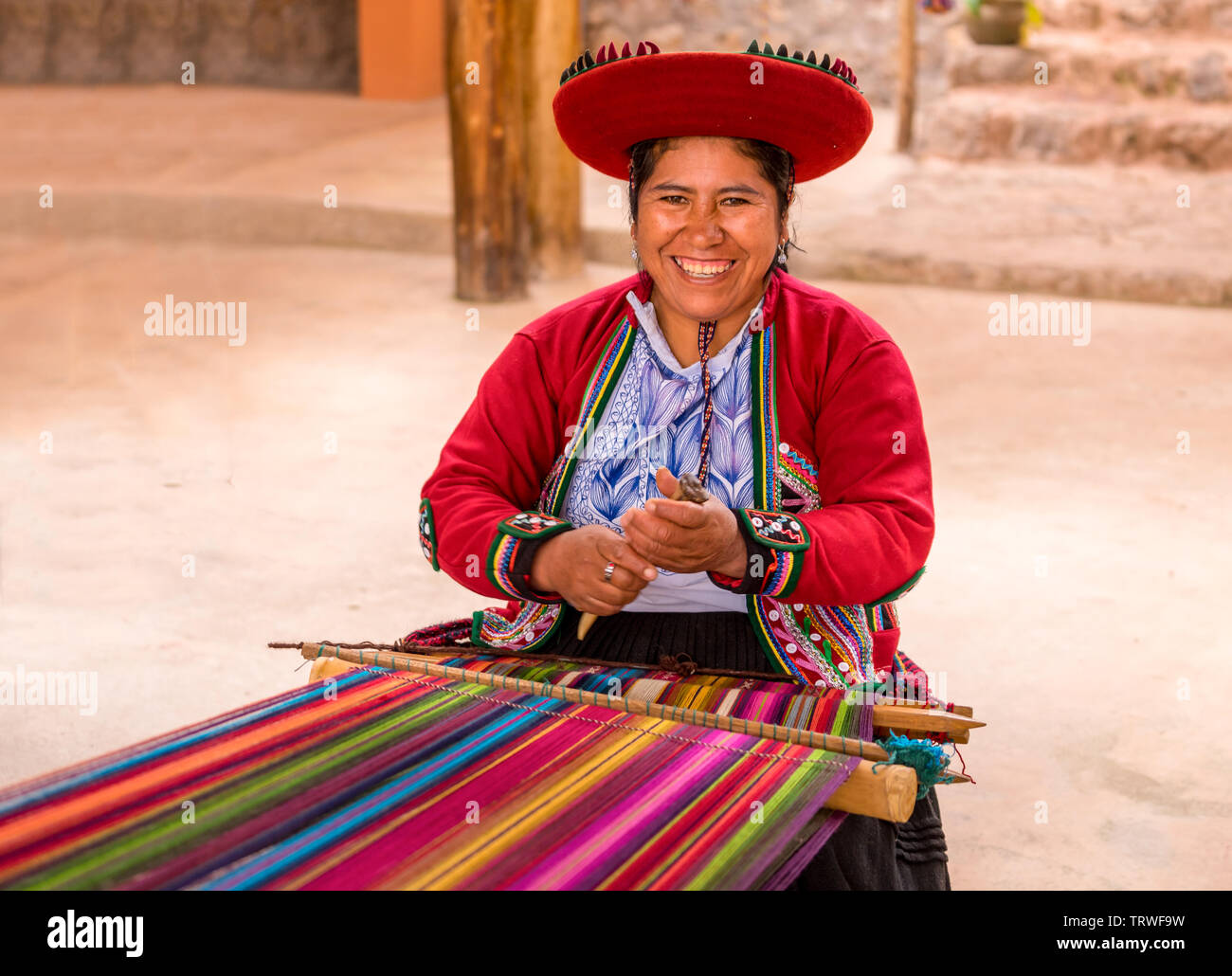 Cuzco, Perù - Aprile 30, 2019. Donna Peruviana lavorando sulla tradizionale a mano la produzione di lana Foto Stock