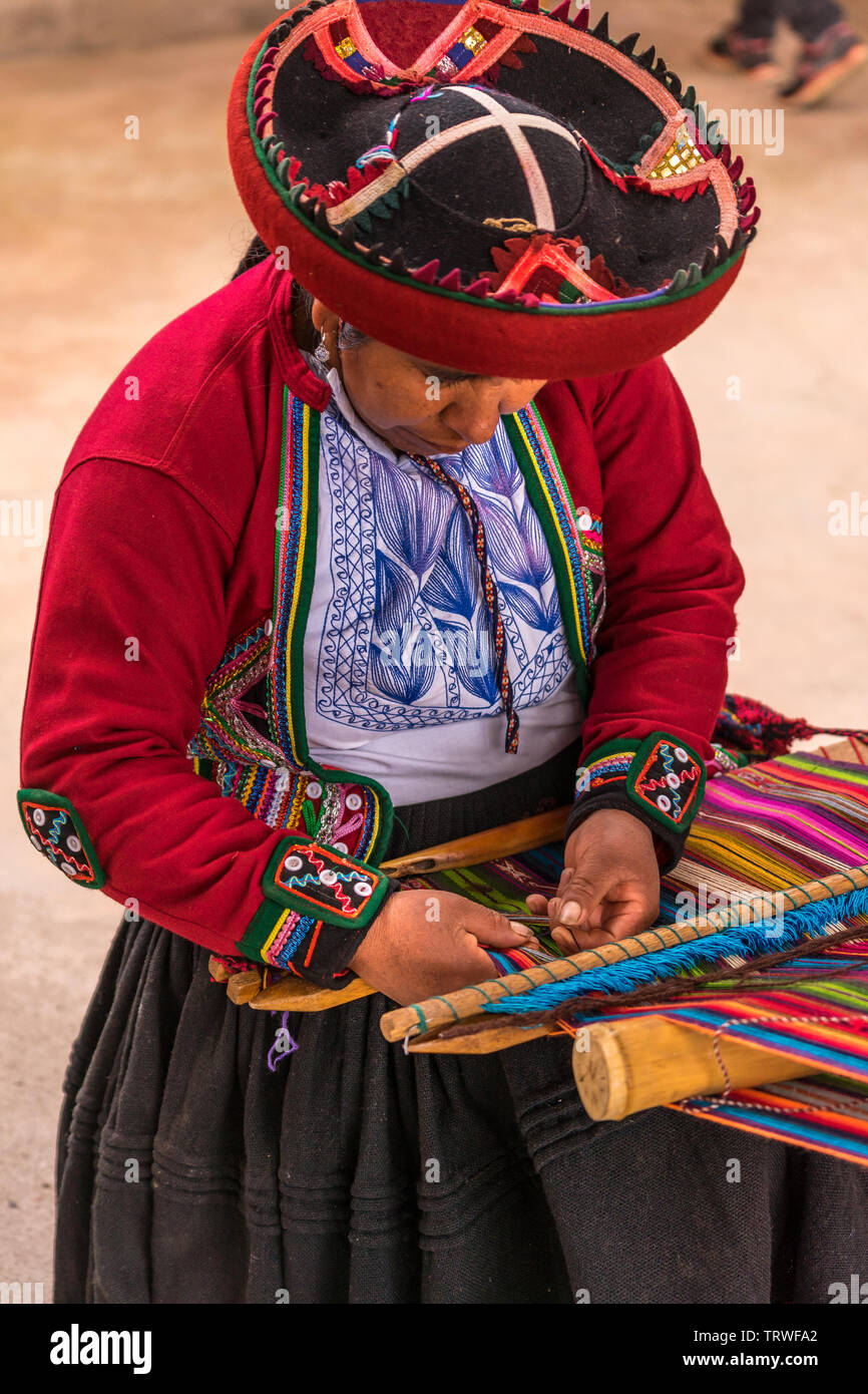 Cuzco, Perù - Aprile 30, 2019. Tradizionale a mano la produzione di lana Foto Stock