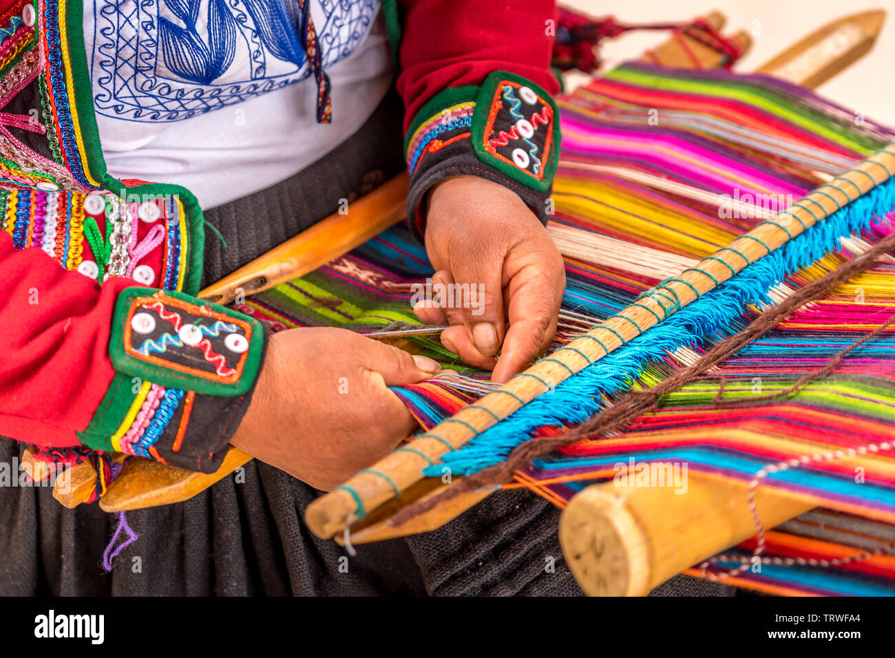 Donna Peruviana lavorando sulla tradizionale a mano la produzione di lana Foto Stock