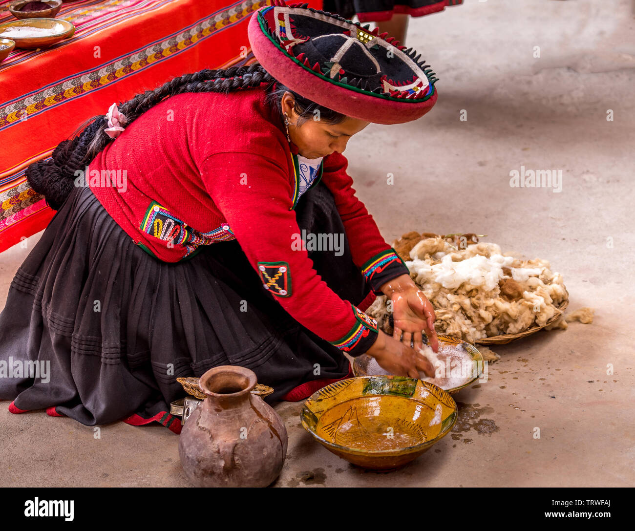 Cuzco, Perù - Aprile 30, 2019. Donna Peruviana demorstration dell antica tradizione andina di rendere i tessuti dalle tinte naturalmente hadwoven lana di alpaca Foto Stock
