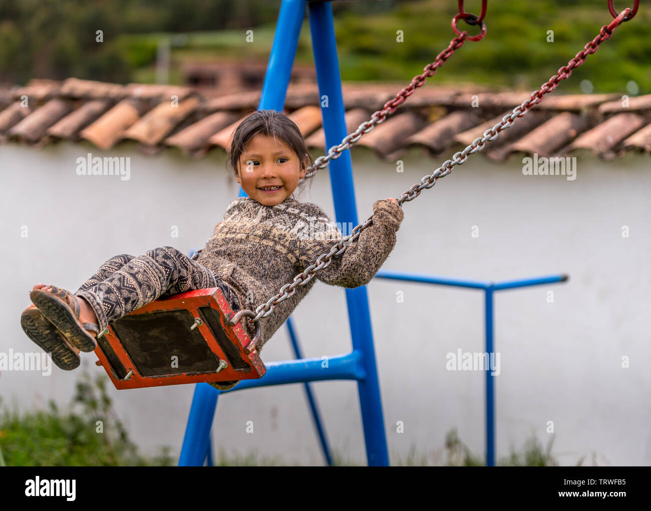 Cuzco, Perù - Aprile 30, 2019. Un ragazzo peruviano a giocare a giocare a terra Foto Stock