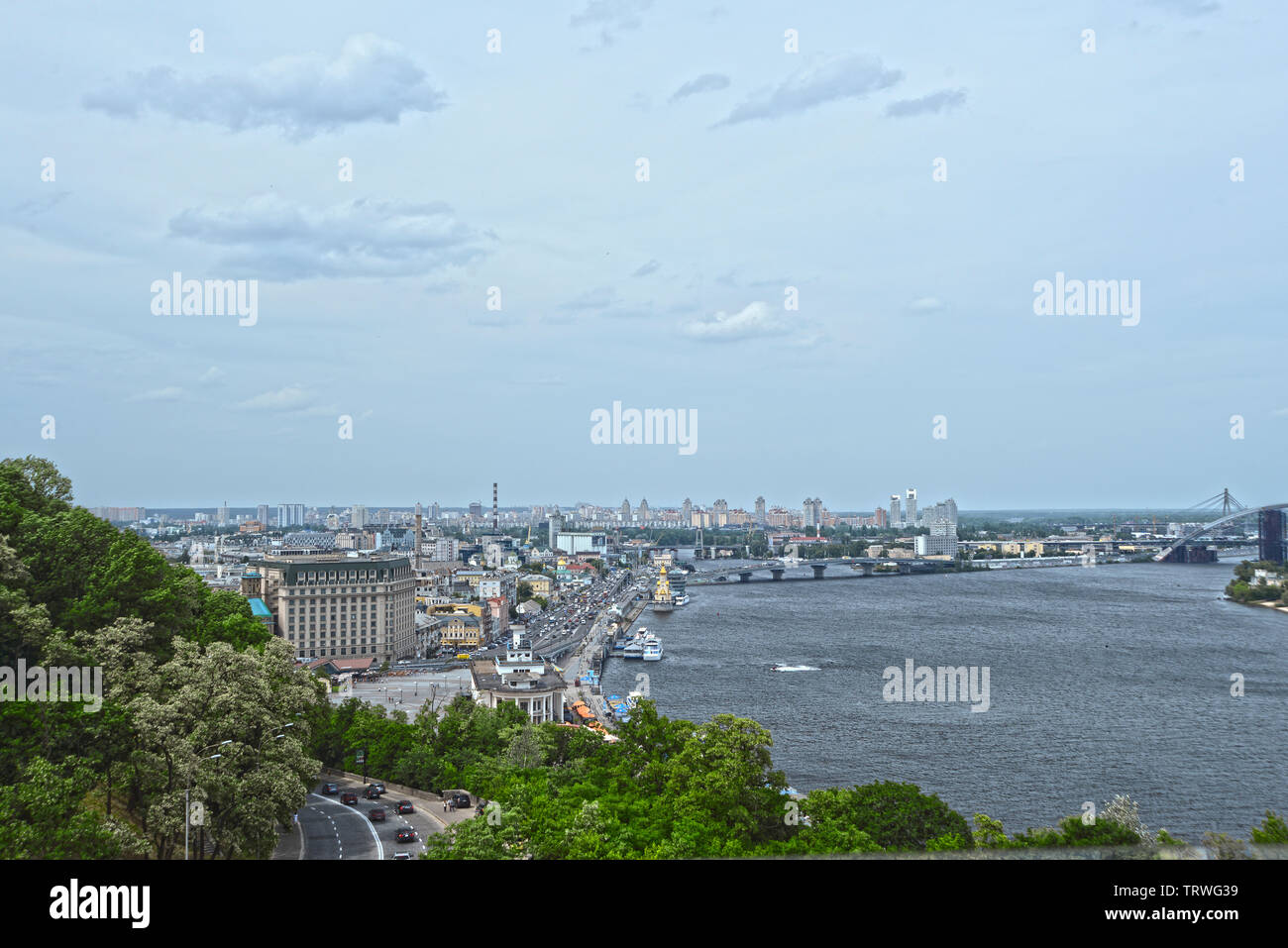 Kiev cityscape con il Dnipro river. Vista sul quartiere di Podil Foto Stock