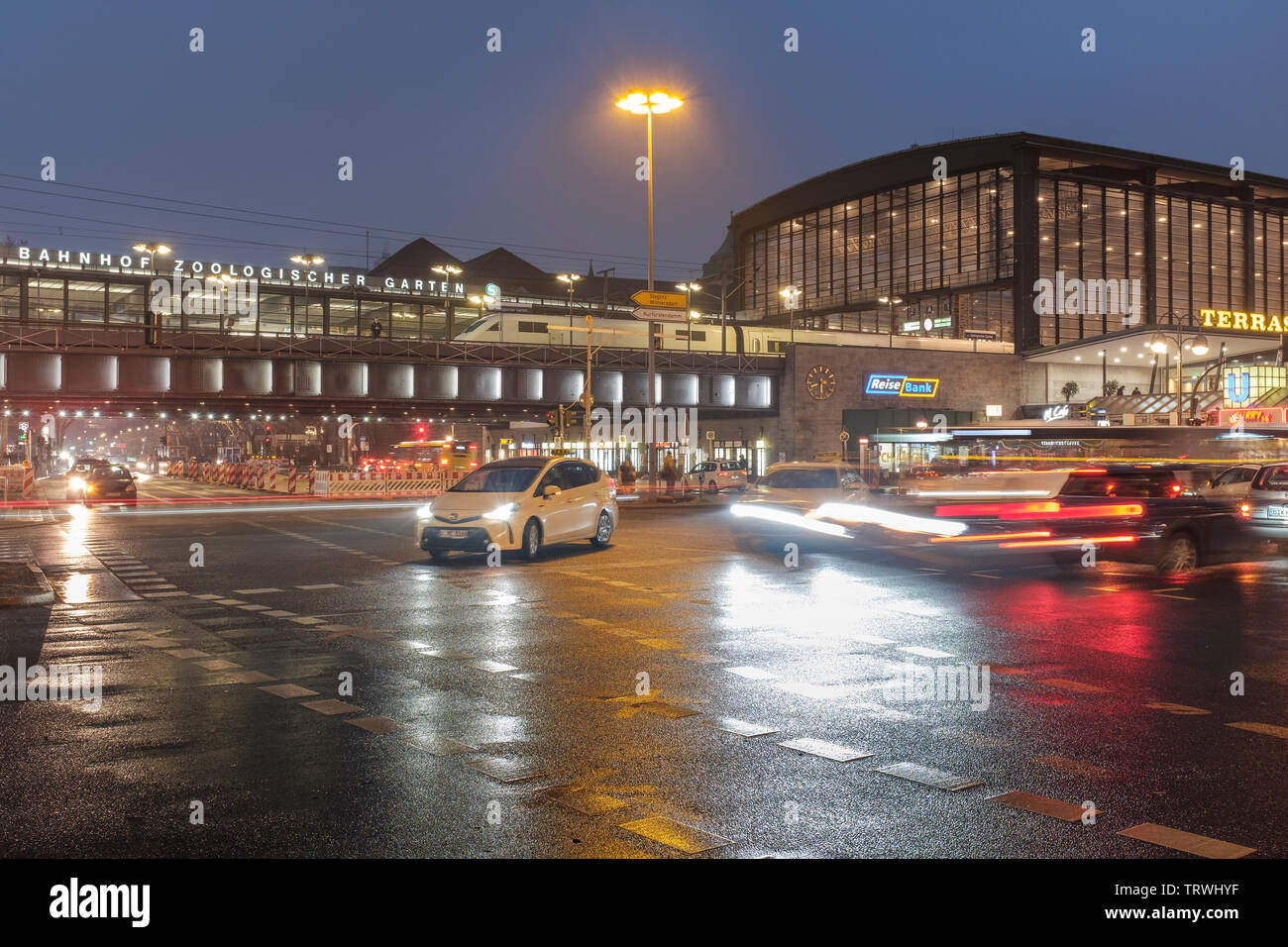 Germania, Berlino, stazione ferroviaria Zoologischer Garten - il traffico sull'Unione dei Joachimsthaler Street e Hardenbergstrasse a notte Foto Stock