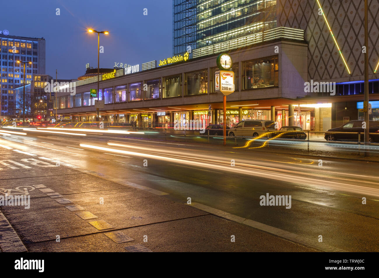 La germania,Berlino -- la notte del traffico su strada Joachimsthaler , negozi di designer e Karstadt Sport Department Store Foto Stock