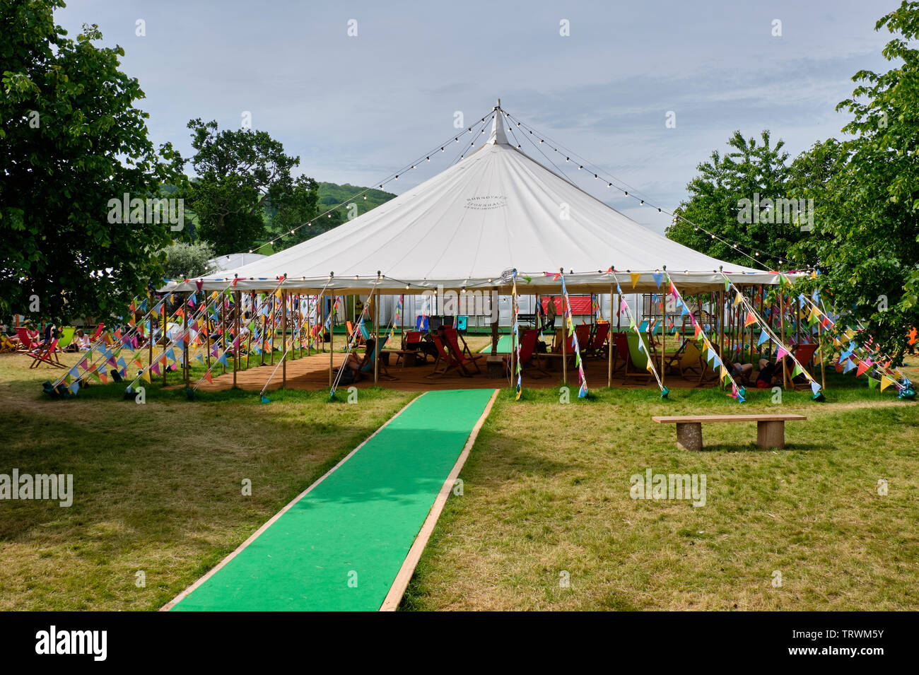 Il relax e la lettura a Hay Festival letterario, Hay on Wye, Powys Foto Stock