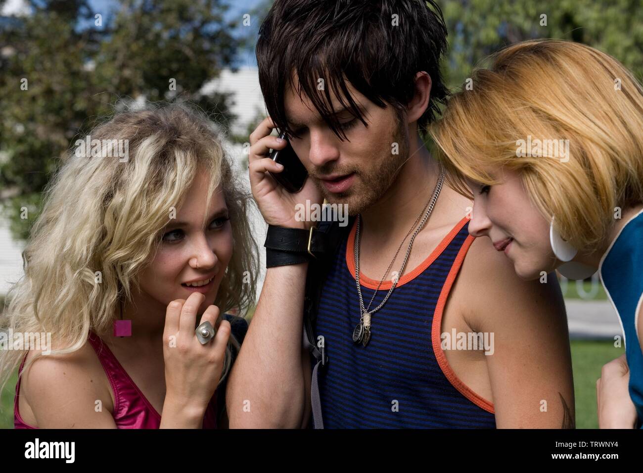 THOMAS DEKKER , JUNO TEMPLE E ROXANE MESQUIDA in KABOOM (2010). Copyright: solo uso editoriale. No merchandising o copertine di libri. Questa è una distribuita pubblicamente handout. I diritti di accesso soltanto, senza licenza di copyright fornite. Solo per essere riprodotto in concomitanza con la promozione di questo film. Credito: PERCHÉ NON PRODUZIONI / WILLIAMS, Marianne / Album Foto Stock