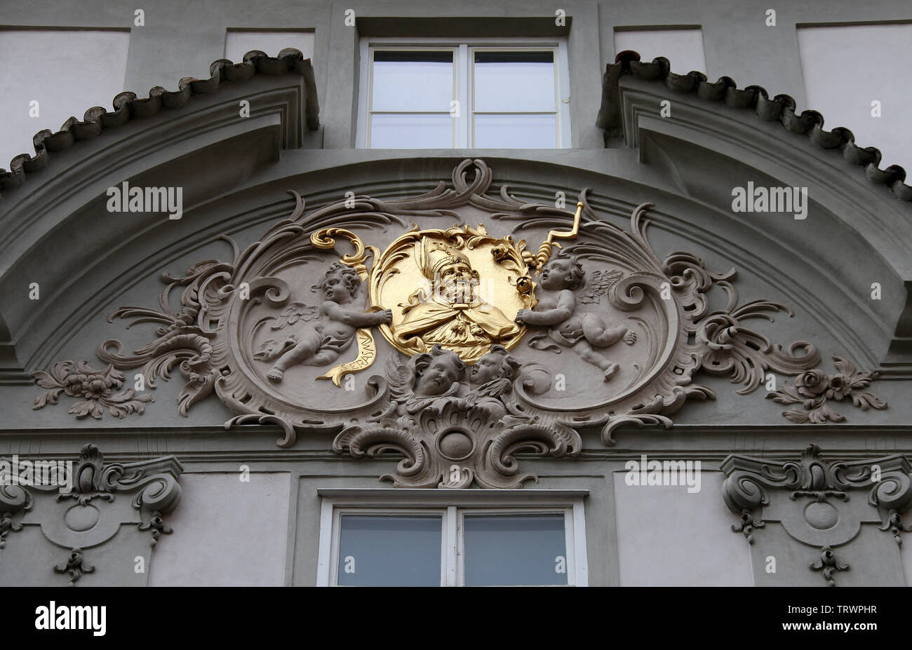 Saint Nicholas sulla facciata del palazzo Bretfeld a Praga Foto Stock