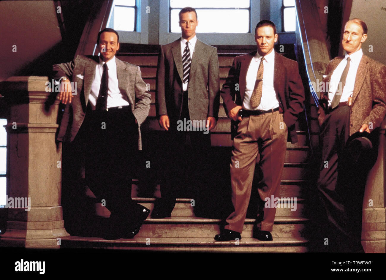 GUY PEARCE , James Cromwell , Kevin Spacey e Russell Crowe in L. A. Confidential (1997). Copyright: solo uso editoriale. No merchandising o copertine di libri. Questa è una distribuita pubblicamente handout. I diritti di accesso soltanto, senza licenza di copyright fornite. Solo per essere riprodotto in concomitanza con la promozione di questo film. Credito: WARNER BROTHERS / Album Foto Stock