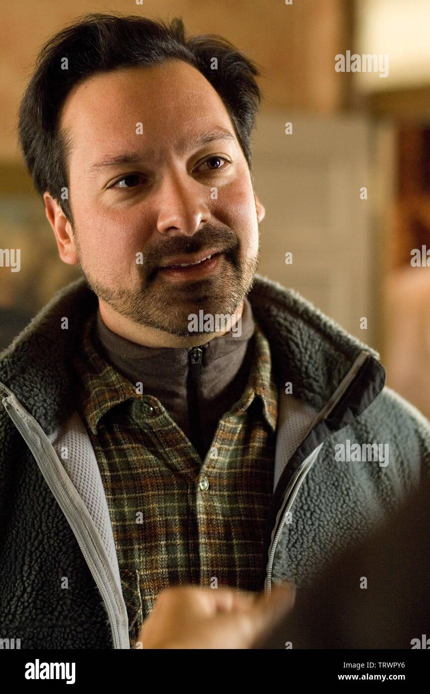 JAMES MANGOLD in 3: 10 per YUMA (2007). Copyright: solo uso editoriale. No merchandising o copertine di libri. Questa è una distribuita pubblicamente handout. I diritti di accesso soltanto, senza licenza di copyright fornite. Solo per essere riprodotto in concomitanza con la promozione di questo film. Credito: RELATIVITY MEDIA/ albero linea film / Album Foto Stock