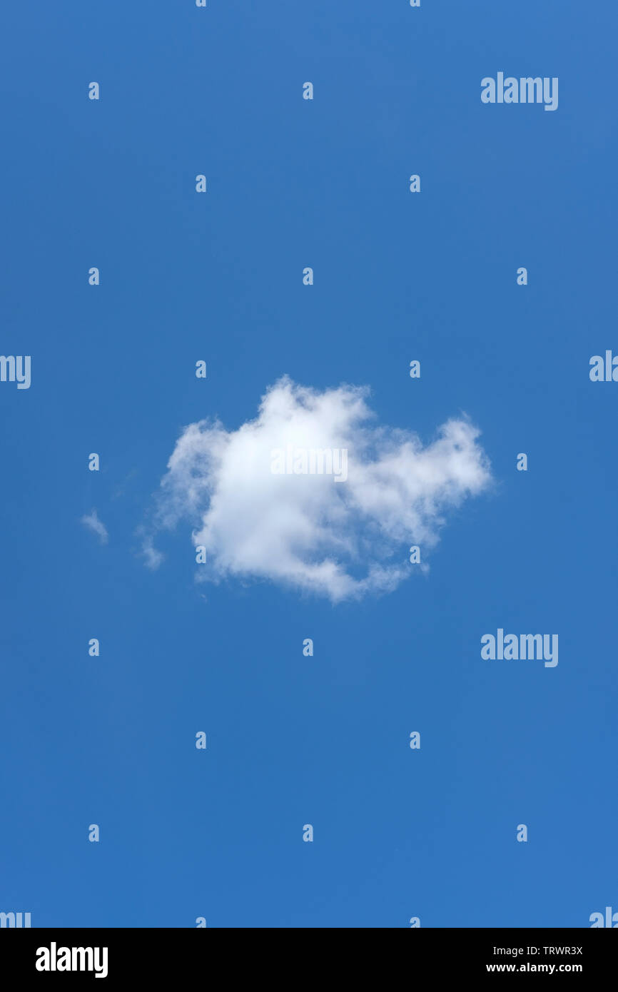 Singola bianco puffy cloud nel cielo Foto Stock