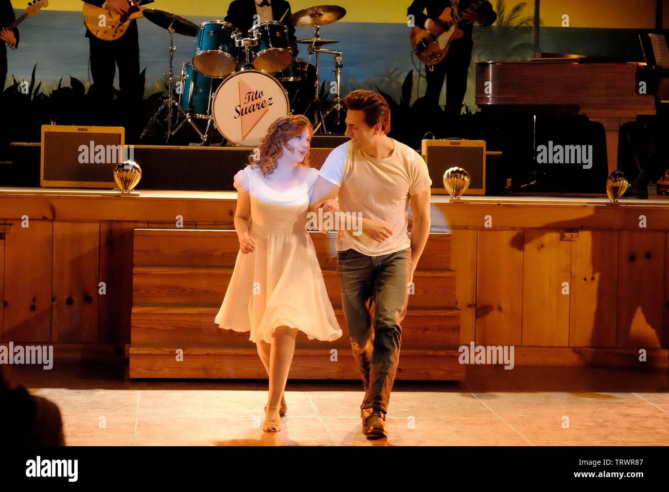 ABIGAIL BRESLIN e COLT PRATTES in Dirty Dancing (2017). Copyright: solo uso editoriale. No merchandising o copertine di libri. Questa è una distribuita pubblicamente handout. I diritti di accesso soltanto, senza licenza di copyright fornite. Solo per essere riprodotto in concomitanza con la promozione di questo film. Credito: LIONSGATE TELEVISIONE / Album Foto Stock