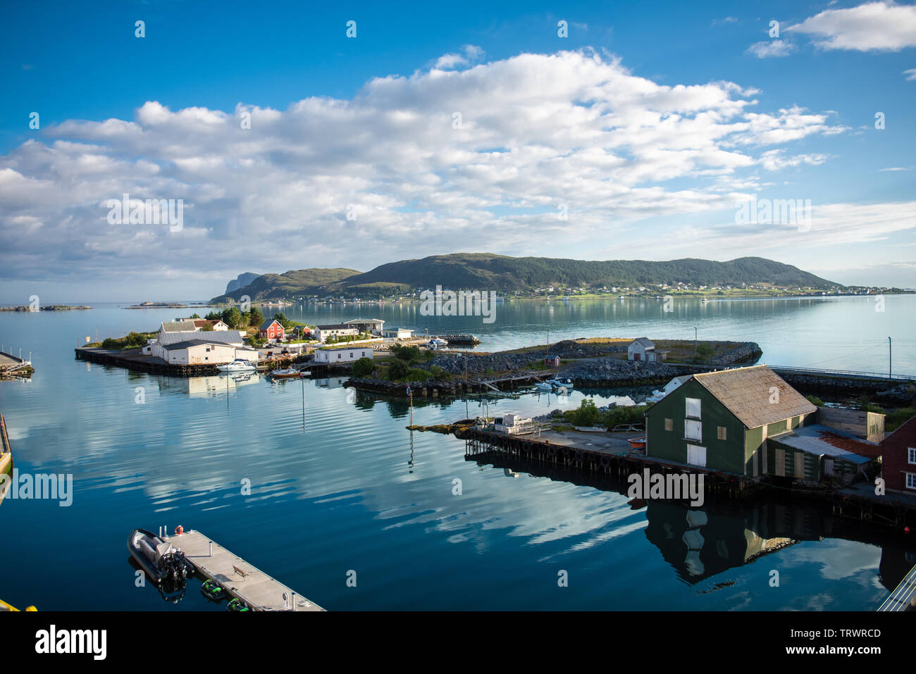 Nel fiordo Fosnavåg, piccolo porto in Norvegia / Scandinavia Foto Stock