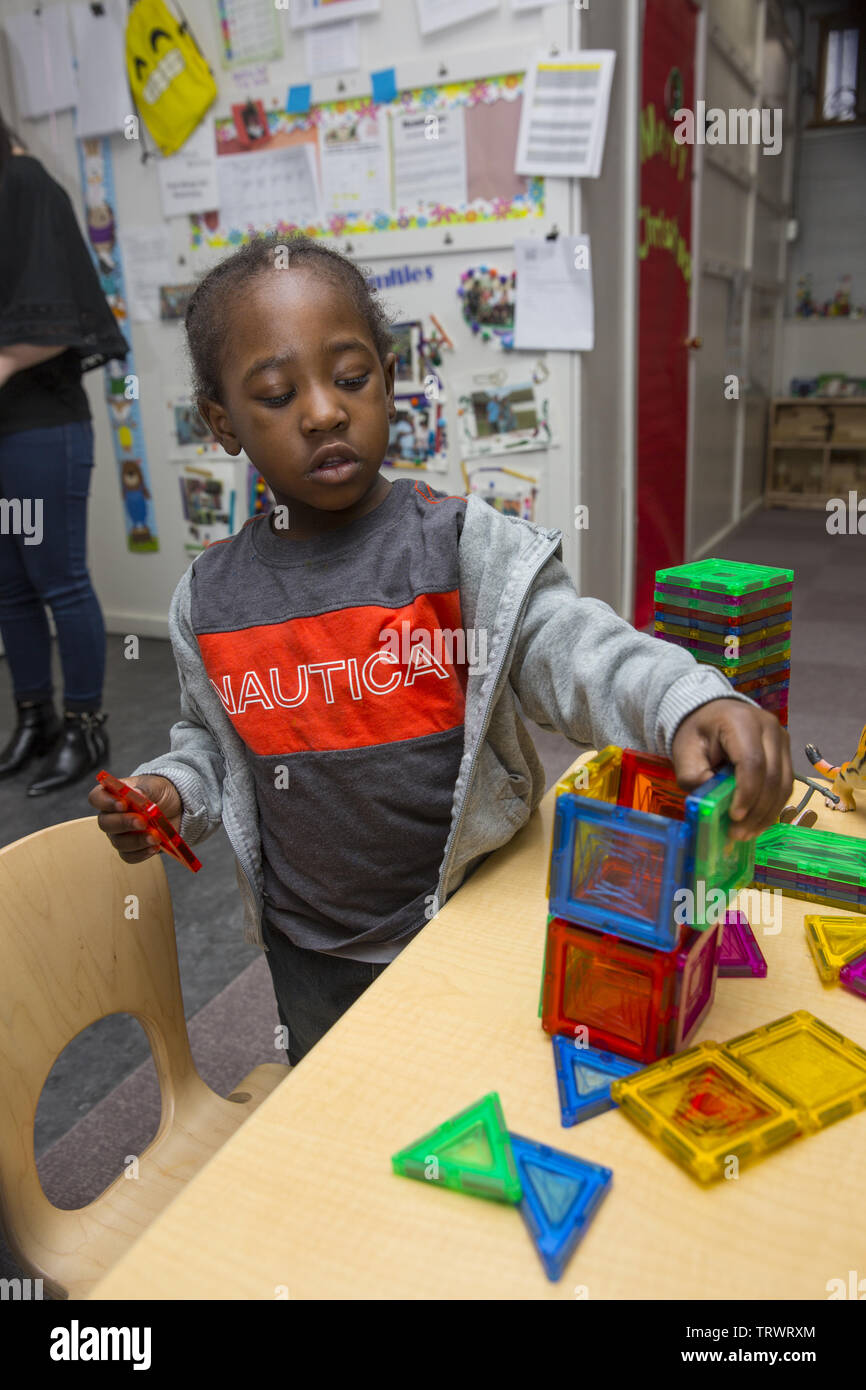 Lower East Side multi etnico- età prescolare early learning center di Manhattan, New York City. Foto Stock