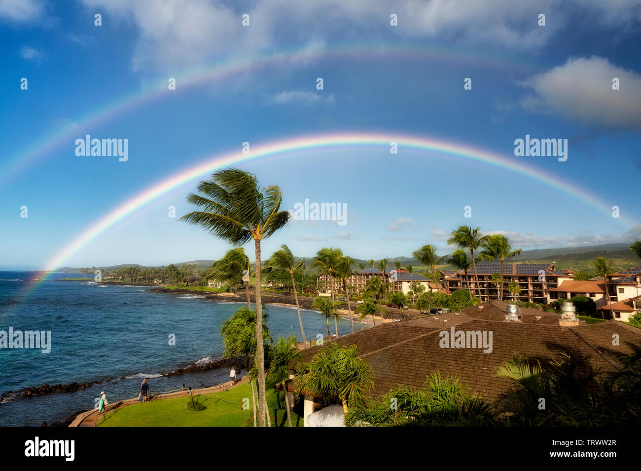 Vista di Ocean Front Resort con rainbow in Poipu, Kauai, Hawaii Foto Stock