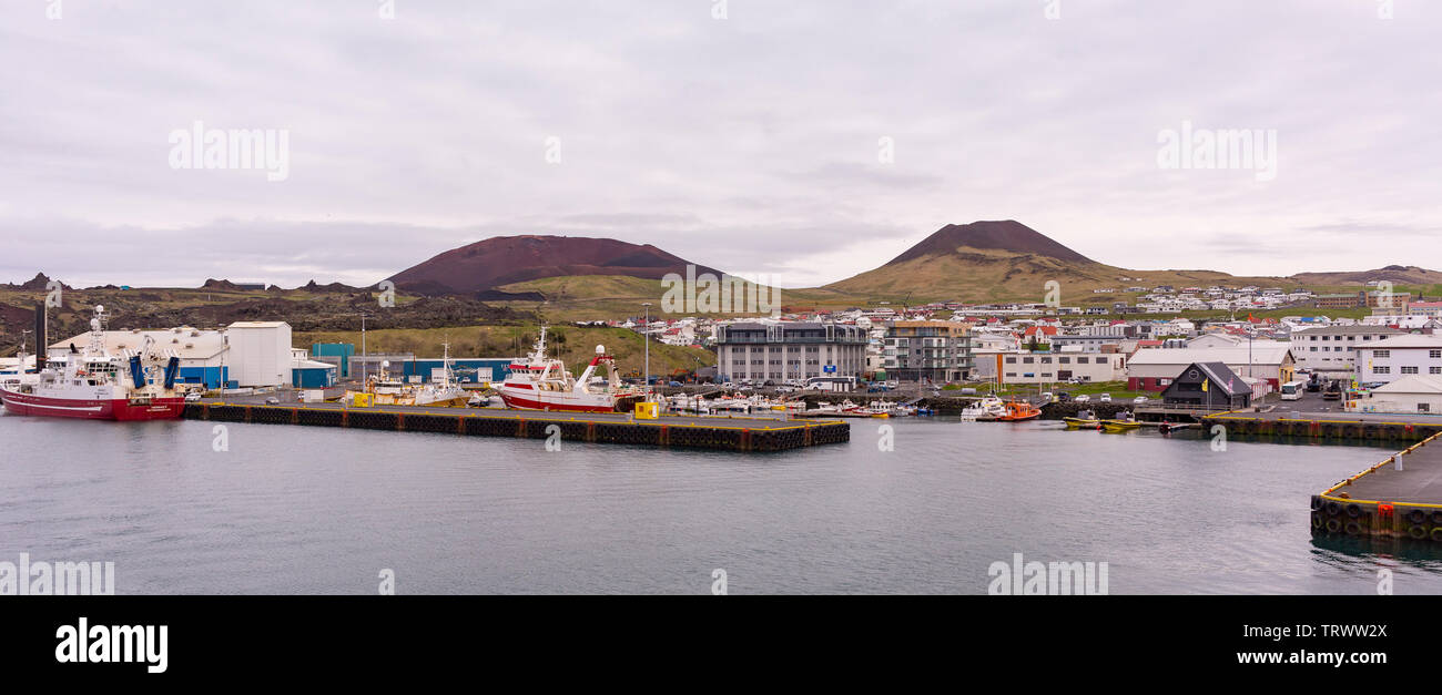 VESTMANNAEYJAR, Islanda - Panorama della città portuale di Heimaey, Westman isole al largo della costa meridionale. Foto Stock