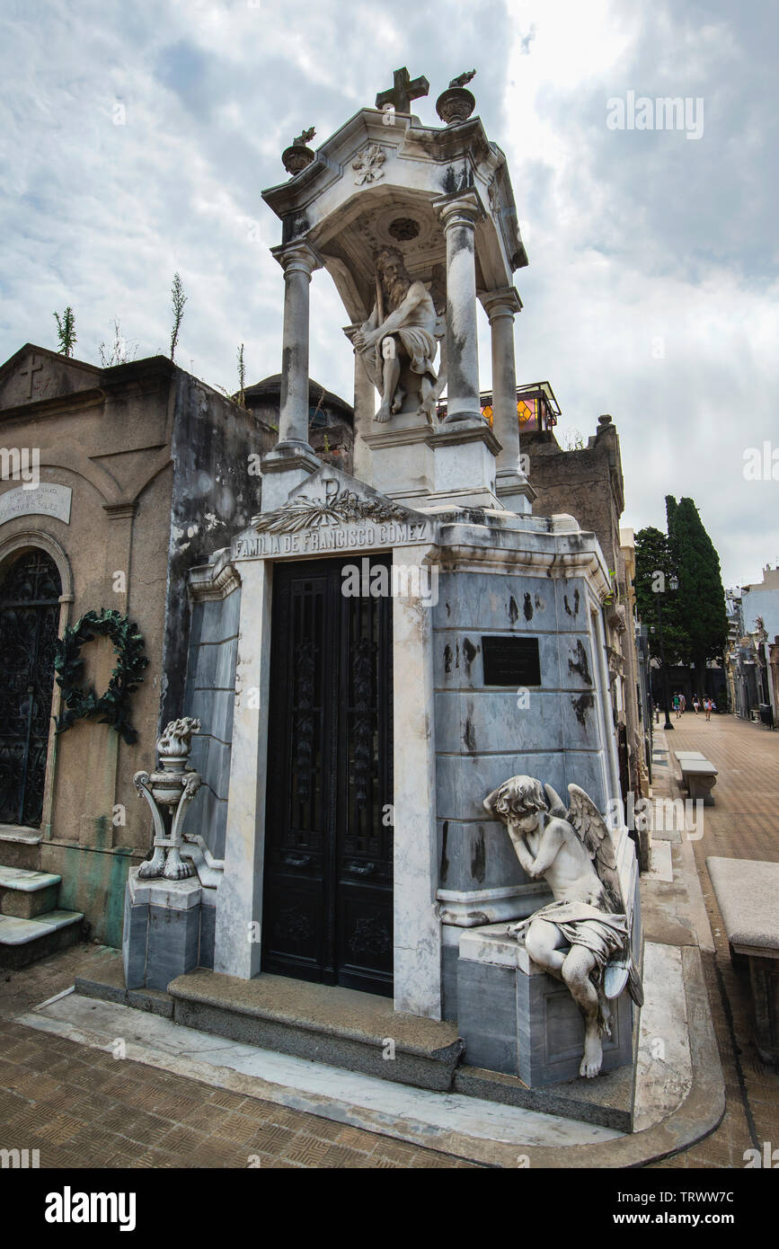 La Recoleta cimitero di Buenos Aires, Argentina. Esso contiene le tombe di persone ragguardevoli, compreso Eva Peron, presidenti di Argentina... Foto Stock