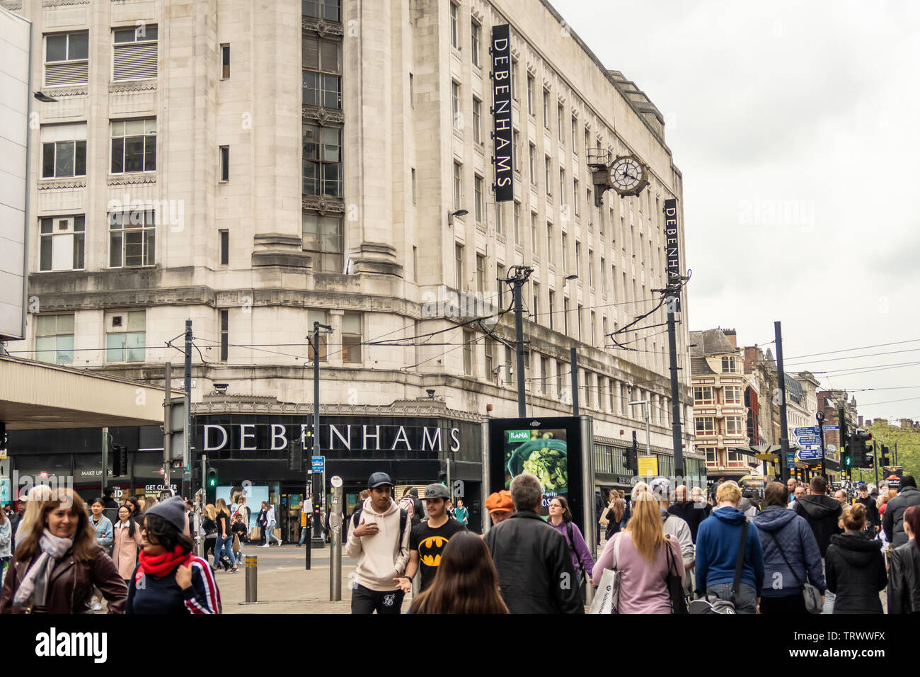 Le persone camminano davanti al negozio Debenhams (l'Rylands edificio), Market Street, Manchester, Inghilterra, Regno Unito Foto Stock